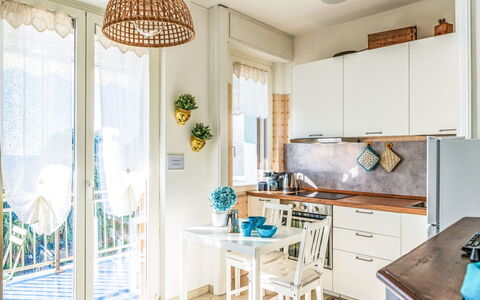 Bella Vista sul Mare: Möbel, Interior Design, Flooring, Holz, Fussboden, Stuhl, Zimmer, Beleuchtung, Küche, Zuhause