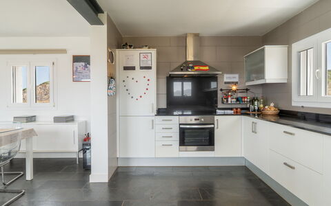 Sa Blanca: Küche, Countertop, Küchengerät, Interior Design, Flooring, Cabinetry, Möbel, Major Appliance, Decke, Fussboden