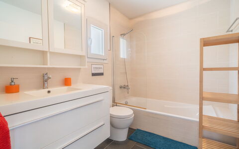 Sa Blanca: Flooring, Interior Design, Badezimmer, Armatur, Fussboden, Badezimmerschrank, Bad Sink, Installation, Zapfhahn, Sinken