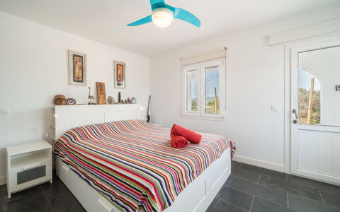 Sa Blanca: Möbel, Interior Design, Bett, Schlafzimmer, Flooring, Fussboden, Bettdecke, Holz, Decke, Zimmer
