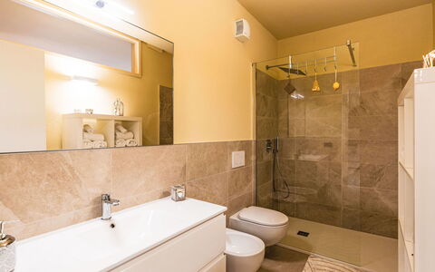 Micuzzo: Badezimmer, Flooring, Interior Design, Armatur, Fussboden, Wand, Bad Sink, Sinken, Zapfhahn, Installation