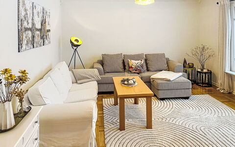 Villa Daniel: Möbel, Interior Design, Couch, Flooring, Fussboden, Wand, Wohnzimmer, Holz, Wohnung, Holzboden