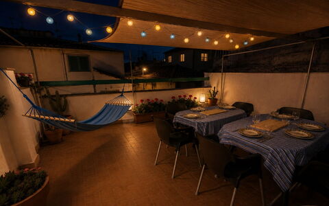 Town Plaza Palafrugell: Möbel, Stuhl, Tisch Im Freien, Küche & Esszimmer Tisch, Restaurant, Tischdecke, Zimmerpflanze, Balkon, Markise, Kaffetisch