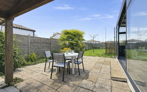 Les Rochers du Roi: Wohngebiet, Wohnung, Eigentumswohnung, Resort, Estate, Landscaping, Park, Hotel, Villa, Ferienort