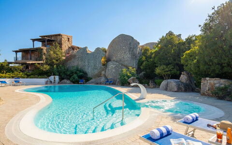 Breathtaking View Porto Rotondo: Schwimmbad, Wasser, Resort, Gartenmöbel, Eco Hotel, Regenschirm, Estate, Hazienda, Hotel, Freizeit