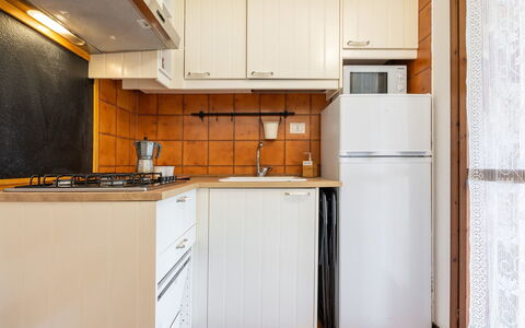 Casetta nel Blu: Küche, Küchengerät, Countertop, Major Appliance, Cabinetry, Interior Design, Holz, Flooring, Spüle, Möbel