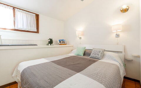 Casetta nel Blu: Bett, Möbel, Interior Design, Schlafzimmer, Wand, Fussboden, Flooring, Decke, Holz, Zimmer