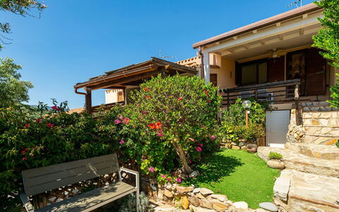 Casetta nel Blu: Strauch, Garten, Schatten, Landscaping, Eco Hotel, Flagstone, Estate, Blumentopf, Hazienda