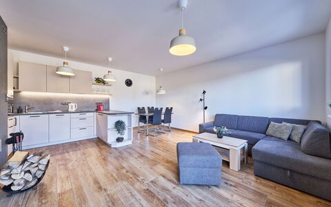 Sunny Terrace Oasis: Flooring, Interior Design, Möbel, Holz, Fussboden, Decke, Zimmer, Couch, Beleuchtung, Wohnzimmer
