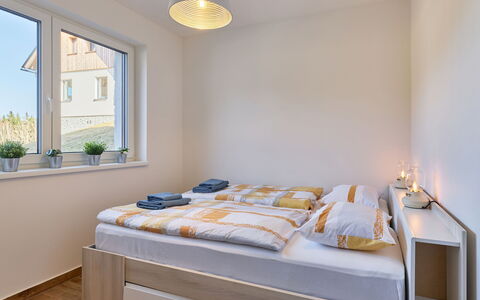 Sunny Terrace Oasis: Bett, Schlafzimmer, Interior Design, Holz, Möbel, Bedding, Bettdecke, Zimmer, Flooring, Fussboden