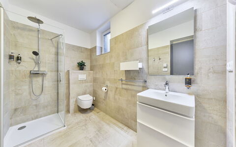 Sunny Terrace Oasis: Flooring, Fussboden, Interior Design, Badezimmer, Armatur, Decke, Toilette, Installation, Zimmer