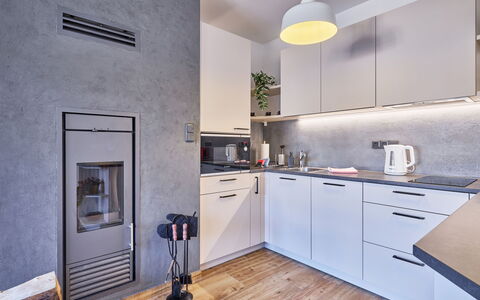 Sunny Terrace Oasis: Flooring, Interior Design, Möbel, Küchengerät, Küche, Countertop, Haushaltsgerät, Fussboden, Major Appliance, Decke