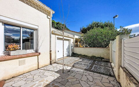 Maison Millet: Wohngebiet, Flagstone, Auffahrt, Schatten, Beton, Walkway, Garten, Landscaping, Bürgersteig, Design
