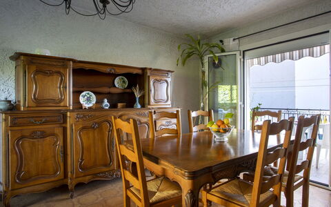 Maison Valensole: Möbel, Interior Design, Holz, Flooring, Tabelle, Zimmer, Esszimmer, Beleuchtung, Fussboden, Stuhl