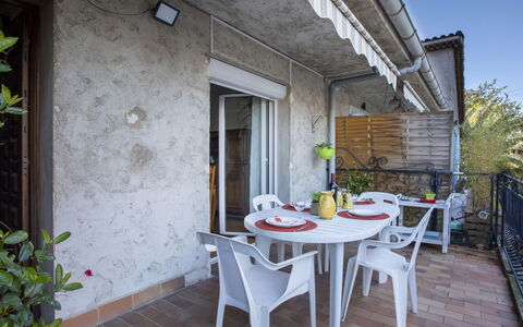 Maison Valensole: Möbel, Gartenmöbel, Blumentopf, Stuhl, Tisch Im Freien, Zimmerpflanze, Hinterhof, Balkon, Schatten, Küche & Esszimmer Tisch