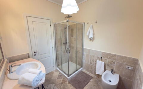 Villa Montepulciano Vineyard: Flooring, Interior Design, Fussboden, Armatur, Decke, Zimmer, Badezimmer, Installation, Bad Sink, Sinken