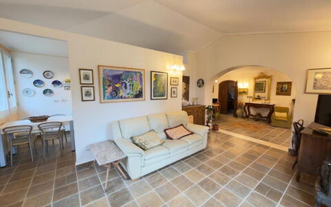 Villa Montepulciano Vineyard: Möbel, Flooring, Interior Design, Fussboden, Couch, Decke, Holz, Wohnzimmer, Zimmer, Beleuchtung