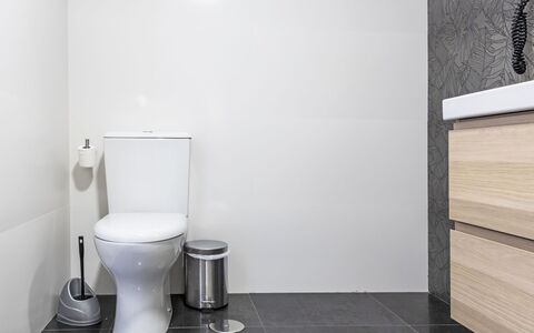 Camino del Río - Caminito del Rey: Toilleten Sitz, Toilette, Badezimmer, Armatur, Flooring, Fussboden, Interior Design, Installation, Fliese, Badezimmerschrank