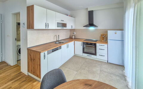 Marija: Flooring, Countertop, Cabinetry, Fussboden, Küche, Interior Design, Holz, Möbel, Major Appliance, Decke