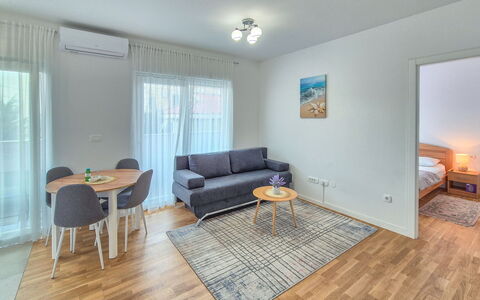 Marija: Flooring, Interior Design, Fussboden, Decke, Zimmer, Möbel, Holzboden, Wohnung, Couch, Wohnzimmer