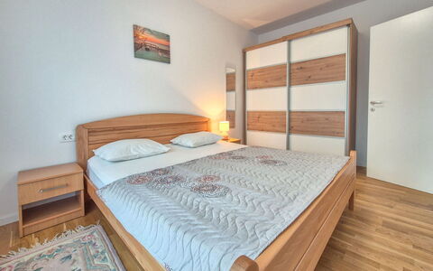 Marija: Bett, Möbel, Schlafzimmer, Interior Design, Bedding, Bettdecke, Flooring, Fussboden, Zimmer, Holz