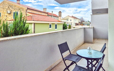 Marija: Wohnung, Balkon, Gartenmöbel