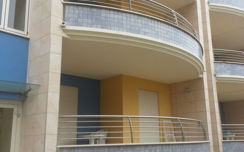 Residence Villarosa Pool and Beach: Wohnung, Balkon, Glas, Schatten, Geländer, Daylighting, Home Door
