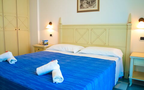 Residence Villarosa Pool and Beach: Möbel, Flooring, Fussboden, Schwimmbad, Resort, Stuhl, Hotel, Schlafzimmer, Bettrahmen, Bett