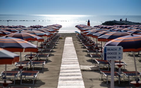 Residence Villarosa Pool and Beach: Strand, Meer, Schatten, Küste, Regenschirm, Ozean, Gartenmöbel, Ufer, Sand, Sonnenliege