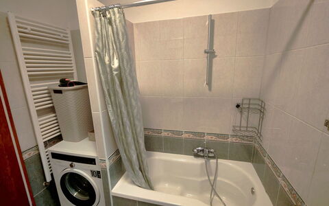 Holyday Home Midas: Armatur, Flooring, Badewanne, Fussboden, Badezimmer, Interior Design, Installation, Zapfhahn, Fliese, Zimmer