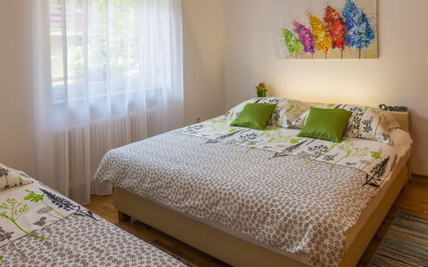 Holyday Home Midas: Bett, Bedding, Möbel, Interior Design, Schlafzimmer, Bettdecke, Linens, Zimmer, Fussboden, Textil