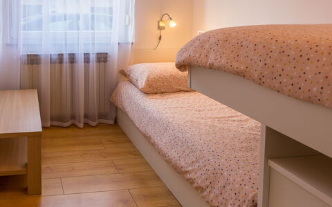 Holyday Home Midas: Bett, Schlafzimmer, Bedding, Bettdecke, Wand, Interior Design, Möbel, Fussboden, Holz, Zimmer