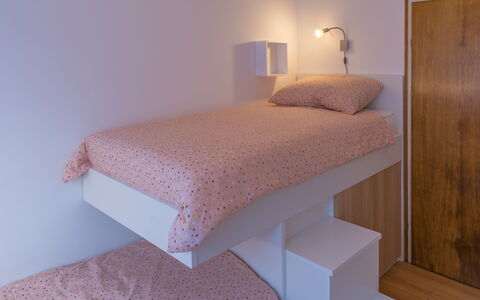 Holyday Home Midas: Bett, Möbel, Schlafzimmer, Interior Design, Wand, Bettdecke, Bedding, Fussboden, Holz, Linens