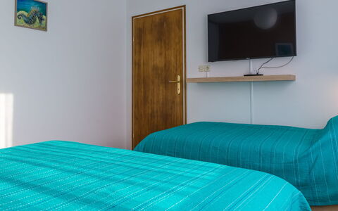 Holyday Home Midas: Möbel, Interior Design, Bett, Fussboden, Schlafzimmer, Flooring, Holz, Bedding, Bettdecke, Zimmer
