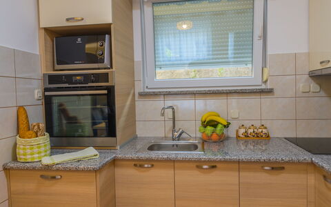 Holyday Home Midas: Küche, Countertop, Küchengerät, Spüle, Major Appliance, Interior Design, Cabinetry, Holz, Flooring, Armatur