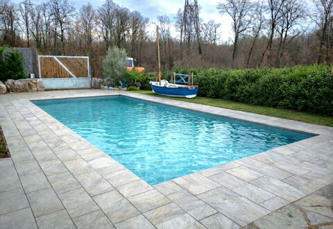 Holyday Home Midas: Schwimmbad, Flooring, Fliese, Verbundwerkstoff, Flagstone, Water Feature, Garten, Beton, Landscaping, Design