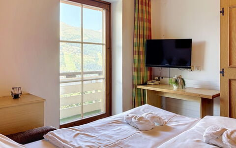 Sankt Michael im Lungau 100: Möbel, Stuhl, Balkon, Holzbeize, Küche & Esszimmer Tisch, Hartholz, Eco Hotel, Hotel, Kaffetisch, Armlehne