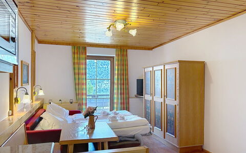 Sankt Michael im Lungau 100: Interior Design, Möbel, Fussboden, Zimmer, Decke, Stuhl, Wohnung, Holzbeize, Bilderrahmen, Hartholz