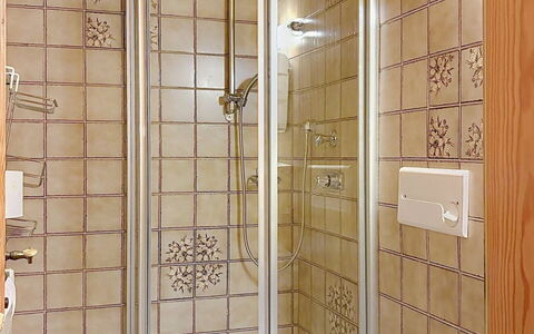 Sankt Michael im Lungau 100: Flooring, Badezimmer, Interior Design, Fussboden, Armatur, Zimmer, Installation, Decke, Dusche, Fliese