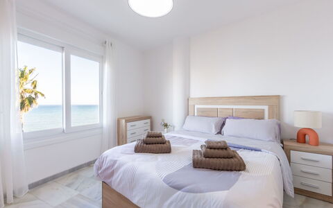 El Faro Ii: Möbel, Holz, Schlafzimmer, Bett, Fussboden, Bedding, Bettdecke, Linens, Bettrahmen, Holzboden