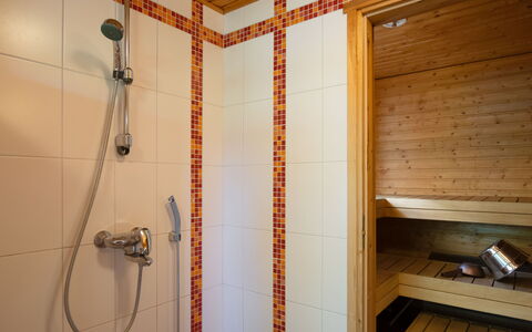 Tiirinniemi 27 a: Flooring, Holz, Armatur, Fussboden, Interior Design, Badezimmer, Installation, Zimmer, Zapfhahn, Fliese