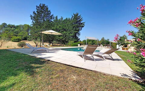La Maisonnette: Garten, Schwimmbad, Schatten, Rasen, Landscaping, Hinterhof, Garten, Resort, Flagstone