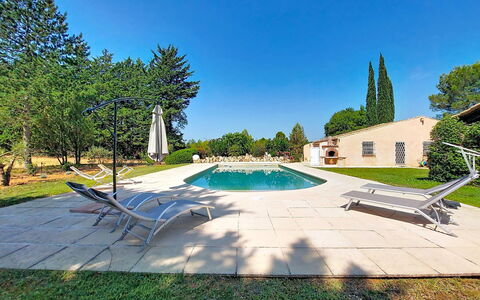 La Maisonnette: Blau, Baum, Schatten, Landscaping, Garten, Estate, Schwimmbad, Rasen, Garten, Immergrün