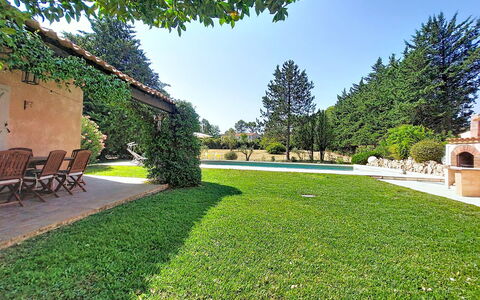 La Maisonnette: Baum, Gras, Garten, Strauch, Landschaft, Rasen, Grundstueck, Ground