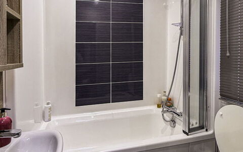 Lighthouse View: Badezimmer, Armatur, Toilleten Sitz, Badewanne, Toilette, Flooring, Interior Design, Fussboden, Sinken, Zapfhahn