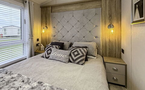 Lighthouse View: Möbel, Bett, Interior Design, Schlafzimmer, Bedding, Bettdecke, Holz, Decke, Flooring, Linens