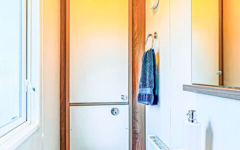 Silversands Retreat: Toilleten Sitz, Wand, Toilette, Badezimmer, Armatur, Flooring, Fussboden, Interior Design, Installation, Decke