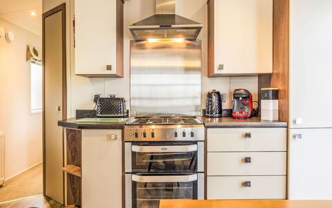 Silversands Retreat: Küchengerät, Küche, Major Appliance, Cabinetry, Haushaltsgerät, Holz, Countertop, Interior Design, Herd, Herd