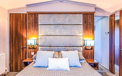 Silversands Retreat: Bett, Schlafzimmer, Interior Design, Bettdecke, Bedding, Möbel, Textil, Fussboden, Linens, Flooring