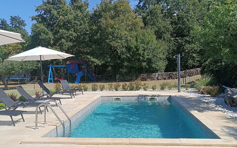 Villa Križanci: Schwimmbad, Resort, Gartenmöbel, Verbundwerkstoff, Schatten, Garten, Water Feature, Landscaping, Regenschirm, Hinterhof